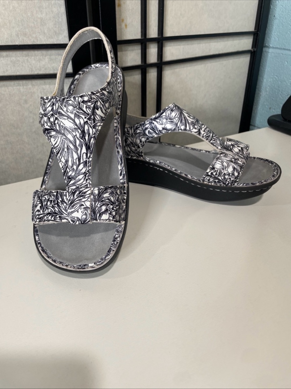 Alegria Women’s Kendra Leather Sandals Black & White Floral Adjustable EU39/US9